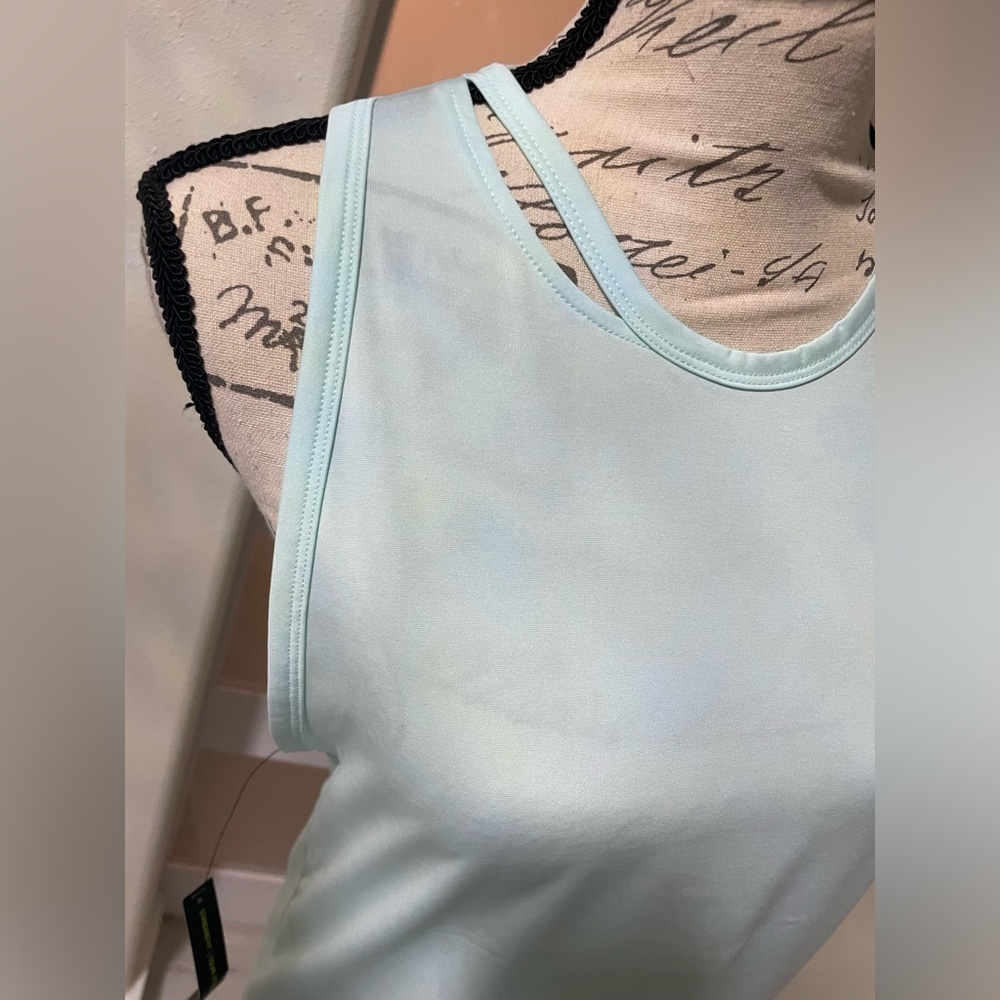 ⭐️ Nike Dri fit woman’s tank SZ medium NWT - Picture 5 of 10